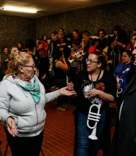 José Alberto Díaz visita a diversos grupos del Carnaval del municipio en sus locales de ensayo. · foto 1
