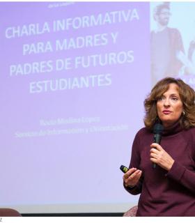 Los padres y madres de los futuros universitarios se acercan a la ULL para interesarse por los estudios de sus hijos. · foto 3