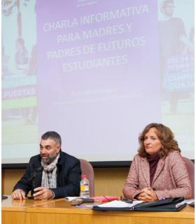 Los padres y madres de los futuros universitarios se acercan a la ULL para interesarse por los estudios de sus hijos. · foto 1