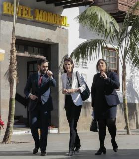 La consejera y el viceconsejero de Turismo realizan una visita oficial al Puerto de la Cruz en compañía de su alcalde y varios concejales del grupo de gobierno. · foto 1