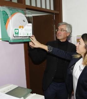 El Ayuntamiento de Tacoronte instala desfibriladores en los centros educativos del municipio. · foto 1