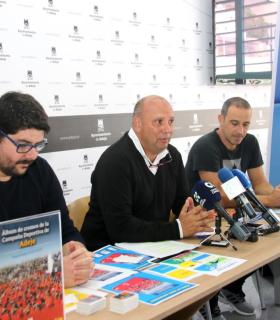 Adeje edita un álbum de cromos protagonizado por las personas que forman parte de la Campaña Deportiva Municipal. · foto 1