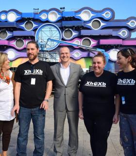El alcalde Augusto Hidalgo recorre el escenario del Carnaval de La Eterna Primavera junto a sus diseñadores. · foto 6