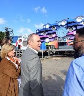 El alcalde Augusto Hidalgo recorre el escenario del Carnaval de La Eterna Primavera junto a sus diseñadores. · foto 2