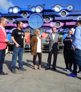 El alcalde Augusto Hidalgo recorre el escenario del Carnaval de La Eterna Primavera junto a sus diseñadores. · foto 3