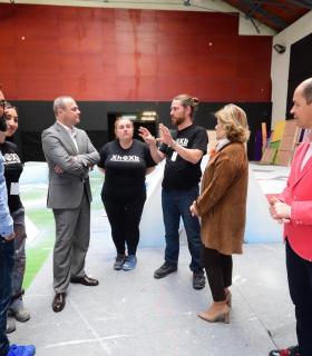 El alcalde Augusto Hidalgo recorre el escenario del Carnaval de La Eterna Primavera junto a sus diseñadores. · foto 5