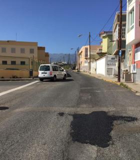 La Concejalía de Vías y Obras de Telde continúa con el rebacheo de las calles del municipio. · foto 2