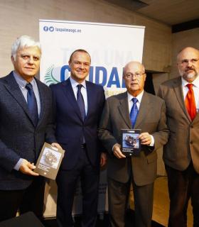El alcalde Hidalgo presenta la obra del exdelegado del Gobierno José Segura sobre inmigración irregular en las islas. · foto 1
