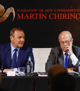 El alcalde Hidalgo presenta la obra del exdelegado del Gobierno José Segura sobre inmigración irregular en las islas. · foto 2