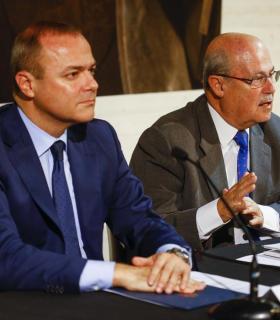El alcalde Hidalgo presenta la obra del exdelegado del Gobierno José Segura sobre inmigración irregular en las islas. · foto 4