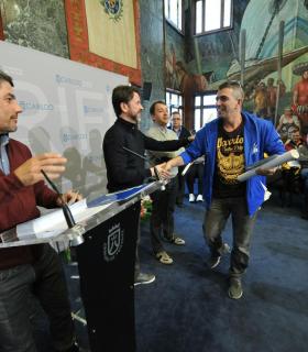 El Cabildo de Tenerife entrega 72.700 euros a los 101 grupos del Carnaval de Santa Cruz de Tenerife. · foto 1