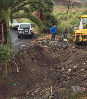 El Ayuntamiento de Telde limpia el cauce del barranco de Lomo Guinea para evitar incidentes ante la previsión de lluvias. · foto 3