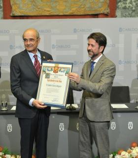 El Cabildo de Tenerife entrega el título de Hijo Ilustre de la isla de Tenerife a Javier Dorta. · foto 1