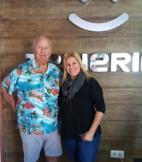 El Ayuntamiento de Granadilla de Abona agradece la fidelidad de un turista por su medio siglo visitando El Médano. · foto 1