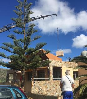 Instalados 108 paneles solares para climatizar la piscina del Complejo Municipal de Santa Brígida de forma barata y sin contaminar. · foto 2