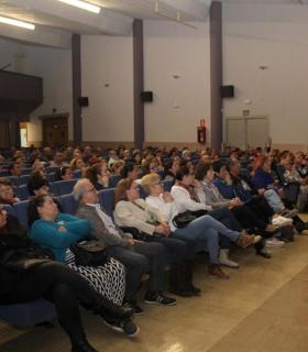 Más de un centenar de personas del municipio de Adeje se interesan en la charla sobre la cláusula suelo. · foto 2