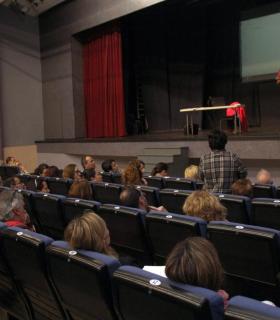 Más de un centenar de personas del municipio de Adeje se interesan en la charla sobre la cláusula suelo. · foto 1