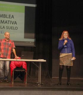 Más de un centenar de personas del municipio de Adeje se interesan en la charla sobre la cláusula suelo. · foto 3