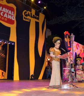Suansi logra emocionar y hacer reír al público galdense con un pregón de carnaval hecho a su manera. · foto 4