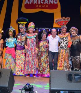 Suansi logra emocionar y hacer reír al público galdense con un pregón de carnaval hecho a su manera. · foto 3