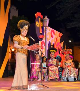 Suansi logra emocionar y hacer reír al público galdense con un pregón de carnaval hecho a su manera. · foto 1