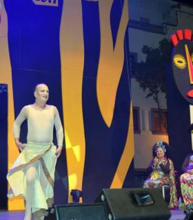 Suansi logra emocionar y hacer reír al público galdense con un pregón de carnaval hecho a su manera. · foto 2
