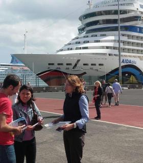 El Carnaval también se promociona entre los cruceristas en Puerto del Rosario. · foto 3