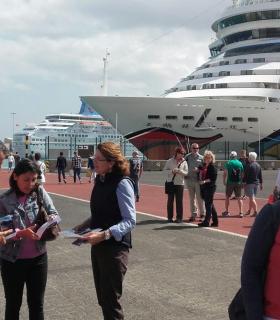 El Carnaval también se promociona entre los cruceristas en Puerto del Rosario. · foto 2