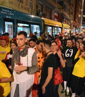 La primera noche de las fiestas reúne a miles de carnavaleros en el centro de Santa Cruz de Tenerife. · foto 1