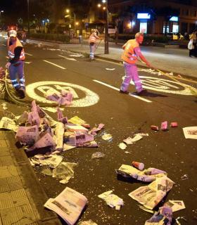 La primera noche de las fiestas reúne a miles de carnavaleros en el centro de Santa Cruz de Tenerife. · foto 2