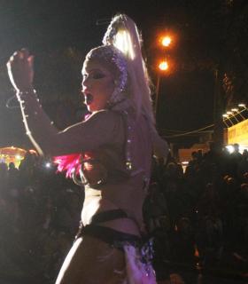 El Carnaval invade Caleta de Fuste ante la mirada sorprendida de vecinos y turistas. · foto 1