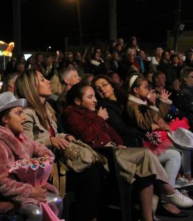El Carnaval invade Caleta de Fuste ante la mirada sorprendida de vecinos y turistas. · foto 5