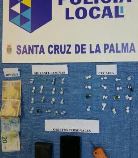 La Policía Local de Santa Cruz de La Palma detiene a un varón al que se le interceptaron más de treinta dosis de estupefacientes. · foto 1