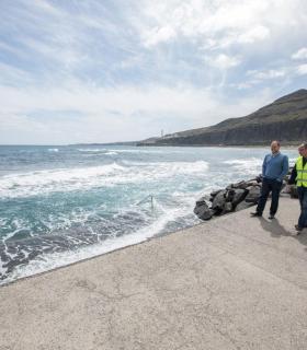 El Ayuntamiento de Las Palmas de Gran Canaria procede a la limpieza de áridos acumulados en las piscinas naturales de La Laja. · foto 1