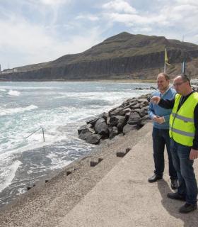 El Ayuntamiento de Las Palmas de Gran Canaria procede a la limpieza de áridos acumulados en las piscinas naturales de La Laja. · foto 2