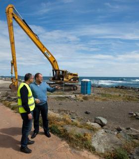 El Ayuntamiento de Las Palmas de Gran Canaria procede a la limpieza de áridos acumulados en las piscinas naturales de La Laja. · foto 3