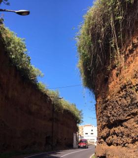 Comienzan las obras de refuerzo del talud en la zona del Puente de Hierro de Santa Úrsula. · foto 2