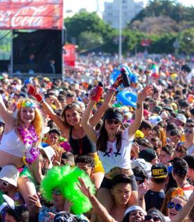 Más de 200.000 personas disfrutan en Santa Cruz de Tenerife del Carnaval de Día y la Piñata. · foto 1