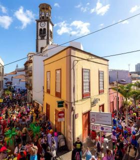 Más de 200.000 personas disfrutan en Santa Cruz de Tenerife del Carnaval de Día y la Piñata. · foto 2