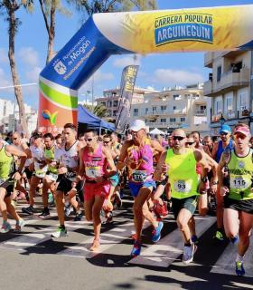 La alta participación de las categorías infantiles protagoniza la Carrera Popular de Arguineguín 2017. · foto 1