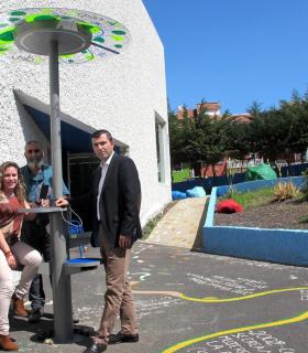Paraguas urbanos fotovoltaicos para recargar móviles, tablet y portátiles ya están en las calles de Los Realejos. · foto 1