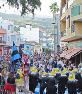 El Coso Apoteosis de Granadilla de Abona disfrazó las calles del casco del colorido, ritmo y fantasía del Carnaval. · foto 4