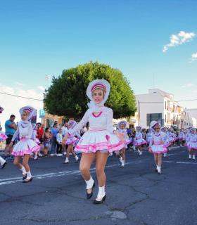 El Coso Apoteosis de Granadilla de Abona disfrazó las calles del casco del colorido, ritmo y fantasía del Carnaval. · foto 5
