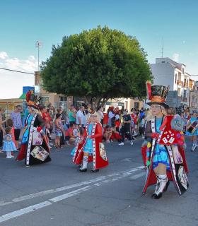 El Coso Apoteosis de Granadilla de Abona disfrazó las calles del casco del colorido, ritmo y fantasía del Carnaval. · foto 3