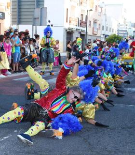 El Coso Apoteosis de Granadilla de Abona disfrazó las calles del casco del colorido, ritmo y fantasía del Carnaval. · foto 2