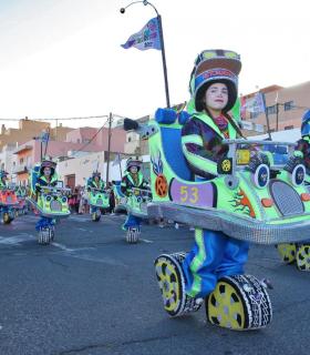 El Coso Apoteosis de Granadilla de Abona disfrazó las calles del casco del colorido, ritmo y fantasía del Carnaval. · foto 1