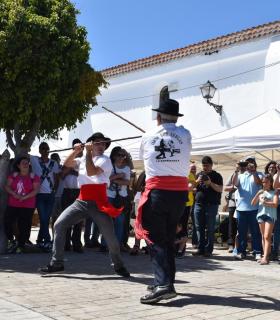 Machado se convirtió ayer en punto de encuentro de las tradiciones y la cultura canaria. · foto 2