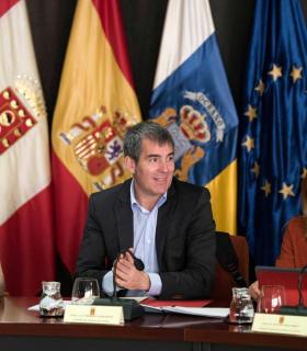 Fernando Clavijo destaca el apoyo de Casimiro Curbelo al FDCAN y la apuesta de La Gomera por ofrecer a sus jóvenes un futuro laboral en la isla. · foto 1