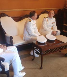 El alcalde recibe al comandante del Juan Sebastián de Elcano en su nueva escala. · foto 2