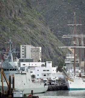 El alcalde recibe al comandante del Juan Sebastián de Elcano en su nueva escala. · foto 1